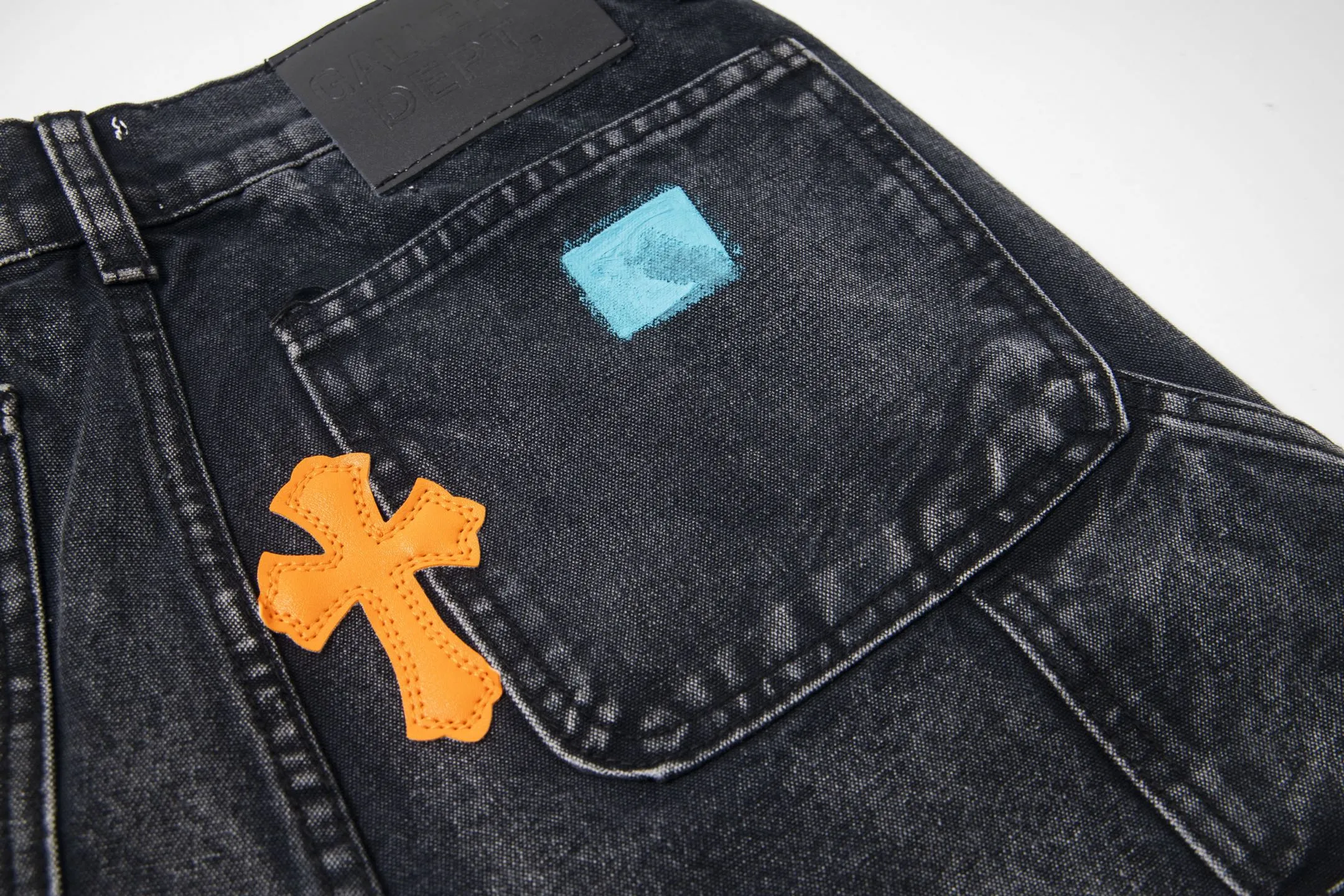 #8176 P260💰 Independent GALLERY DEPT. Vintage splash-ink splicing black and orange cross loose washed flared jeans - truly restore the ultimate vintage texture - original hardware accessories washed and other elevators, QR code analysis are all purchased from the original factory, high degree of restoration, you are welcome to compare with a certain product ~ - three-dimensional version Loose and comfortable, not picky about the figure, tall and slim, factory Seiko, original factory quality control, same style for men and women, can be matched with couples, versatile recommendation Essential jeans for all seasons - sizes: 28 30 32 34 36